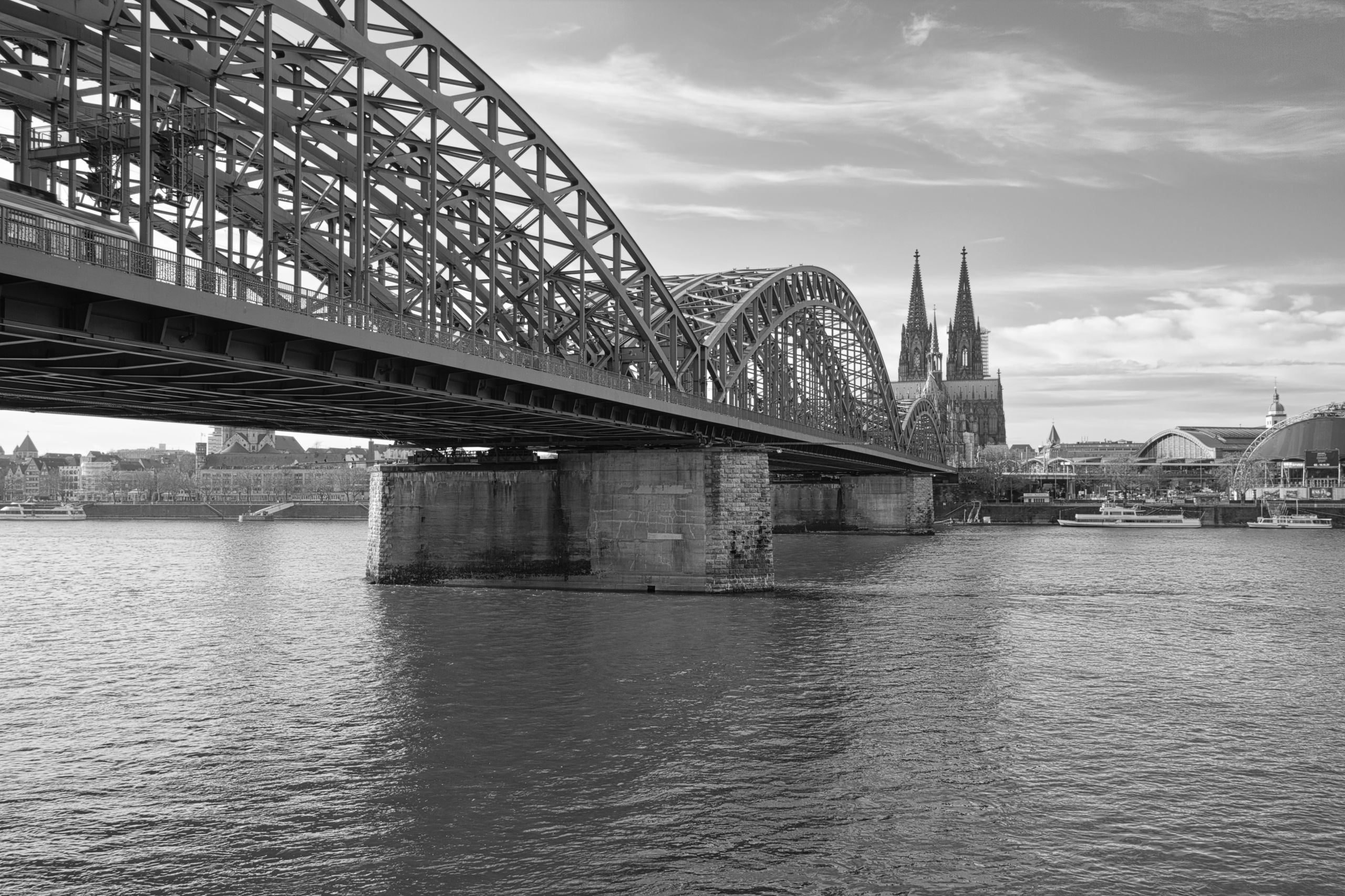 A grayscale shot of the beautiful Hohenzollern Bridge over the Rhine river